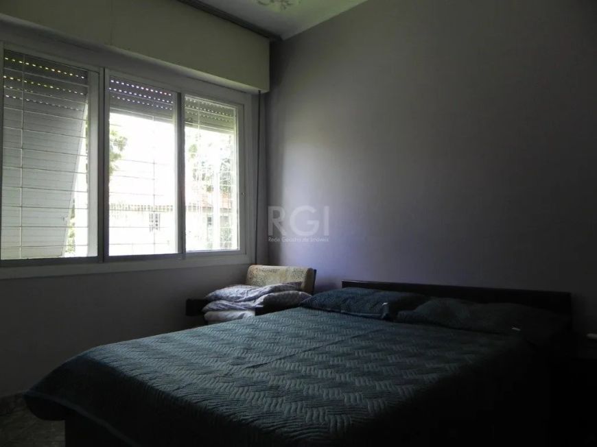 Excelente casa com edícula, em ótima localização no bairro São Pedro. Casa principal com três dormit