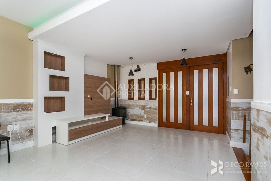 Casa com 4 dormitórios e 4 vagas, com pátio no miolo do bairro Tristeza