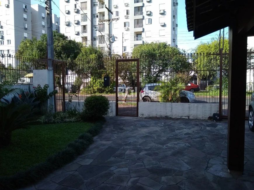 Casa em rua plana e silenciosa, próximo a todos os recursos no bairro Sarandi, de 3 Dormitórios, uma