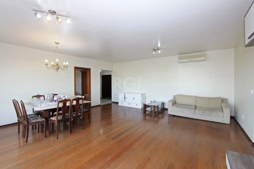 Ótimo apartamento em condomínio tradicional no Moinhos de Vento, com 127m² privativos, semi mobiliad