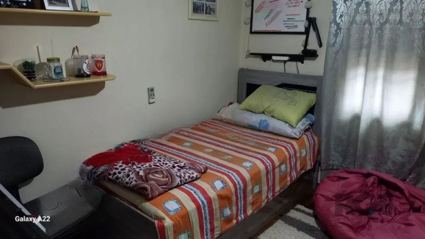 Casa térrea no bairro Rubem Berta com 3 quartos, sendo uma suíte. Possui um amplo living, cozinha in