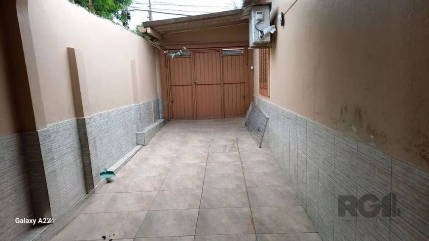 Casa térrea no bairro Rubem Berta com 3 quartos, sendo uma suíte. Possui um amplo living, cozinha in