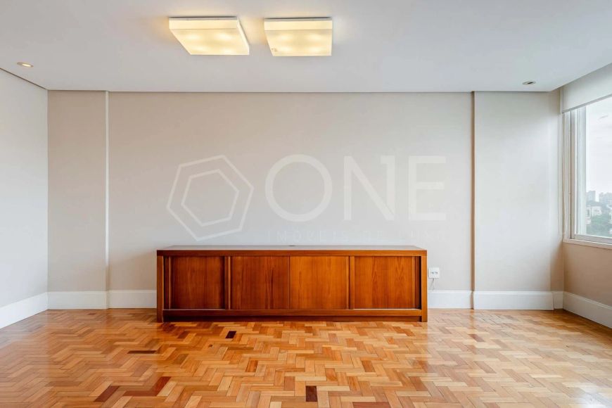 Apartamento com 3 quartos no bairro Moinhos de Vento.