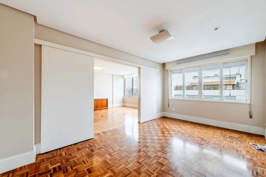 Apartamento com 3 quartos no bairro Moinhos de Vento.
