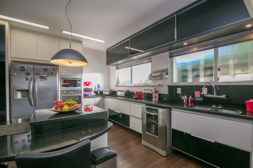 Casa residencial à venda no bairro Tristeza com 5 dormitórios e 551 m² de área útil.