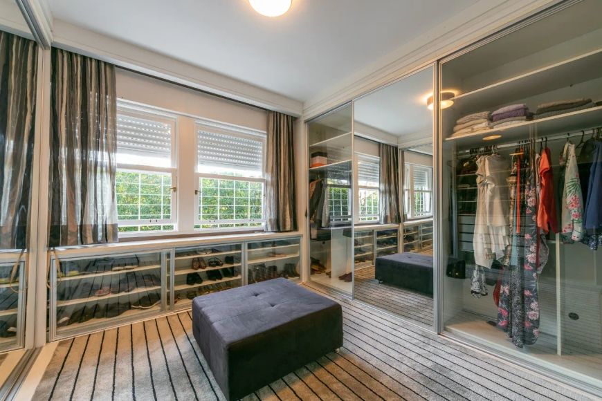 Casa residencial à venda no bairro Tristeza com 5 dormitórios e 551 m² de área útil.