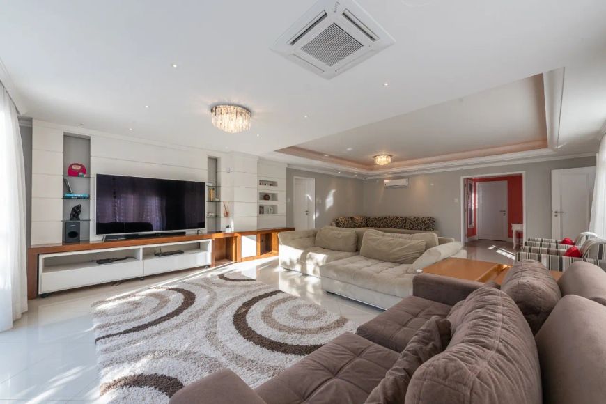 Casa residencial à venda no bairro Tristeza com 5 dormitórios e 551 m² de área útil.