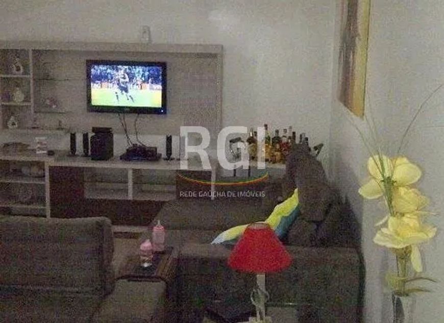 Apartamento de 3 dormitórios, amplo, totalmente reformado, em prédio pequeno, recuado da calçada. Um