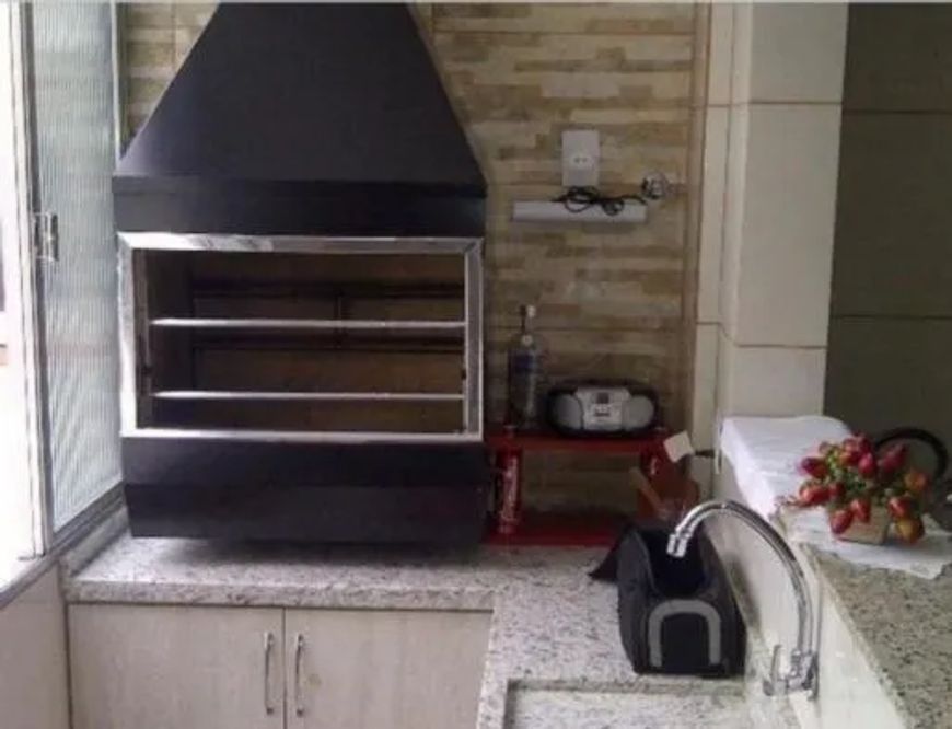Apartamento de 3 dormitórios, amplo, totalmente reformado, em prédio pequeno, recuado da calçada. Um