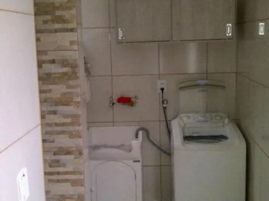 Apartamento de 3 dormitórios, amplo, totalmente reformado, em prédio pequeno, recuado da calçada. Um