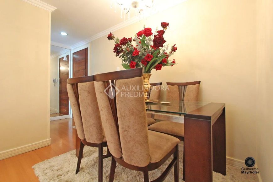 Excelente apartamento de 2 dormitórios, 4 andar com elevador no bairro Humaitá.