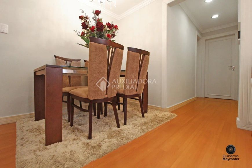 Excelente apartamento de 2 dormitórios, 4 andar com elevador no bairro Humaitá.