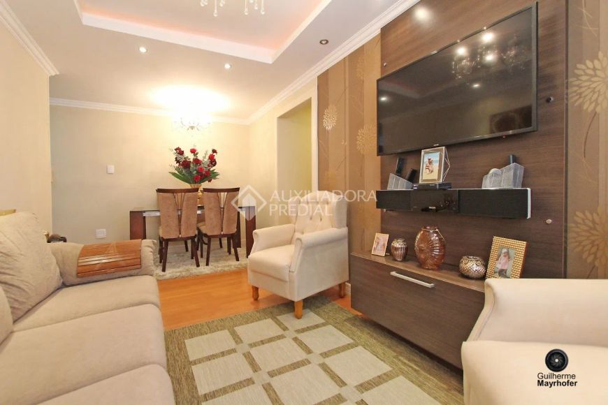 Excelente apartamento de 2 dormitórios, 4 andar com elevador no bairro Humaitá.