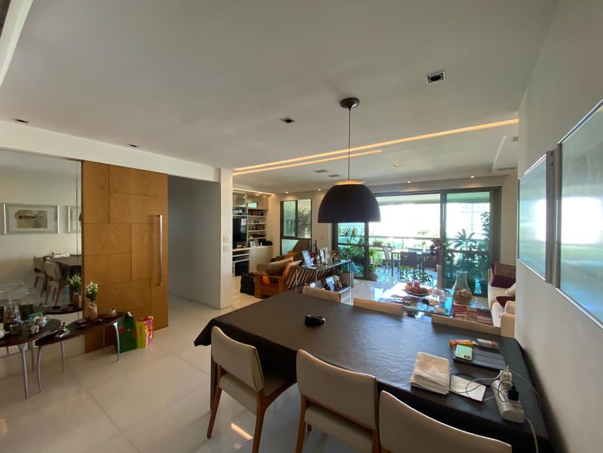 Apartamento para venda tem 160 m² com 3 quartos sendo 2 suítes, mais dependência completa.