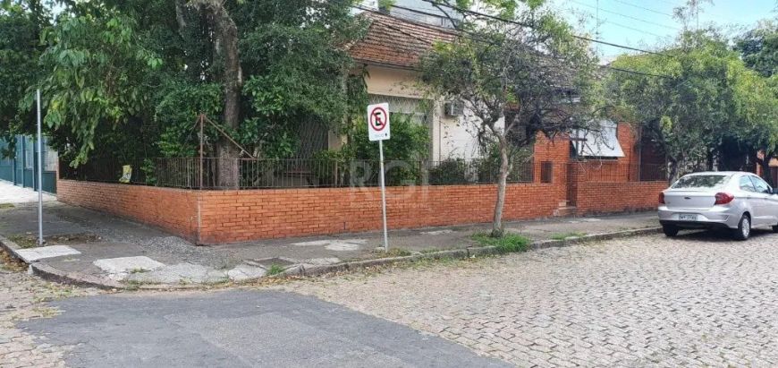 Casa de esquina no bairro Boa Vista, região valorizada, próximo a Anita Garibaldi, terreno 10 x 30.