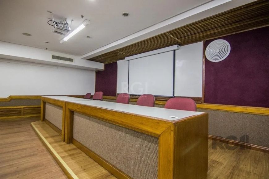 Ótima sala comercial medindo 37,95m² no 4º andar do edifício, com vista para o bairro. Ótima luminos