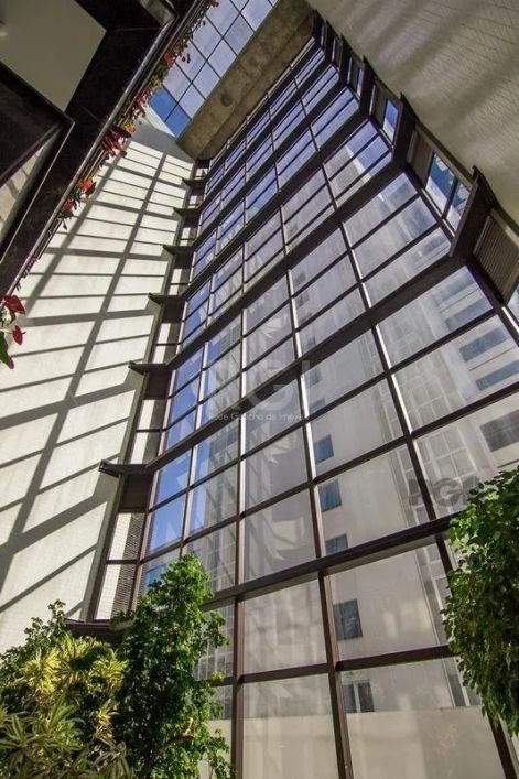Ótima sala comercial medindo 37,95m² no 4º andar do edifício, com vista para o bairro. Ótima luminos