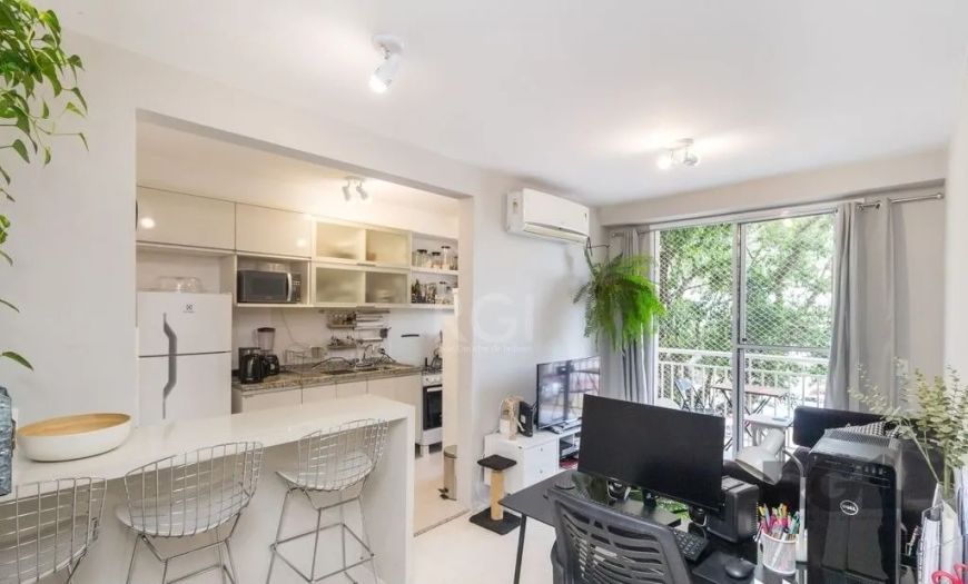 Ótimo apartamento no Condomínio Canto dos Pássaros, fundos, de 2 dormitórios, vaga e infra. Possui l