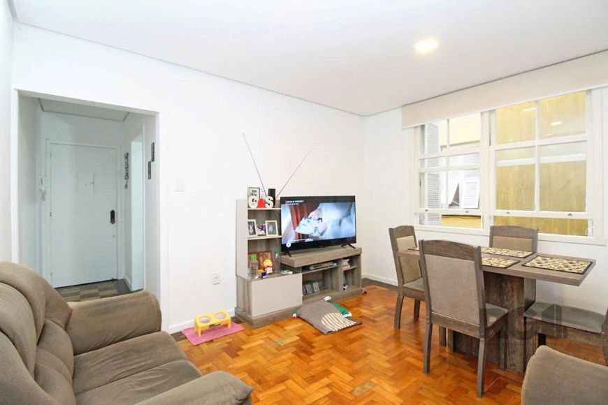 Apartamento reformado, com 2 dormitórios na Cidade Baixa, suíte e closet, living 2 ambientes, ampla