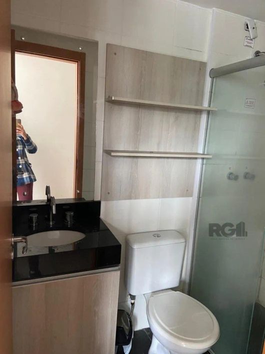 Apartamento desocupado, 2 dormitórios, living 2 ambientes, sala de jantar e sala de estar, cozinha a
