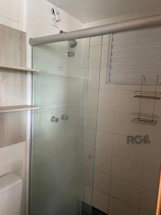 Apartamento desocupado, 2 dormitórios, living 2 ambientes, sala de jantar e sala de estar, cozinha a