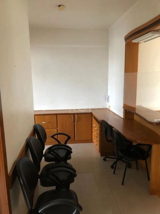 Aluga excelente sala mobiliada, andar alto, ótima vista, com 55m². Sala de espera, piso em porcelana