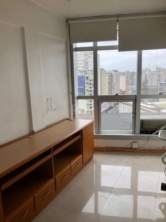 Aluga excelente sala mobiliada, andar alto, ótima vista, com 55m². Sala de espera, piso em porcelana