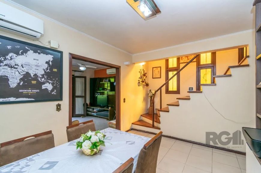 Ótimo e amplo sobrado no bairro Moinhos de Vento, com 174m² construídos, em terreno de esquina, com