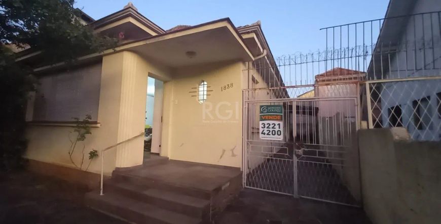 Vende casa com excelente localização no bairro São João. 4° Distrito em rua movimentada. 3 dormitóri