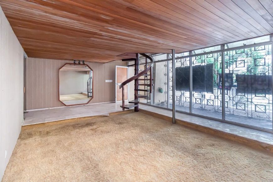 Casa residencial à venda no bairro Auxiliadora com 372 m² e 3 quartos.