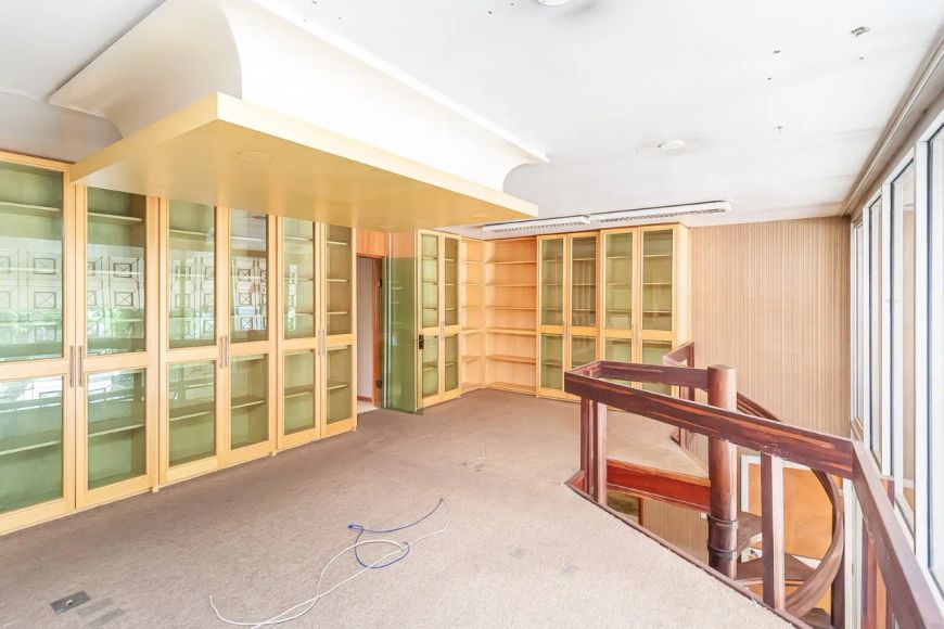 Casa residencial à venda no bairro Auxiliadora com 372 m² e 3 quartos.