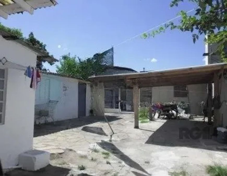 Casa com 3 dormitórios no bairro Cristal em Porto Alegre. Sendo 1 suíte, 3 banheiros, sala de estar
