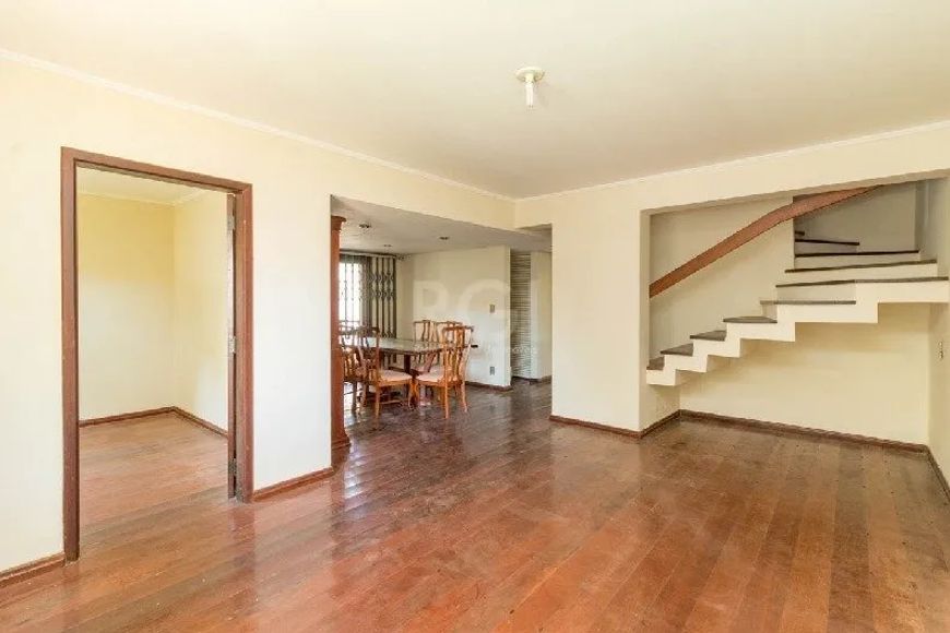 Casa localizada no bairro Vila Ipiranga, com 320m². Imóvel com 4 dormitórios sendo 1 suíte, sala de