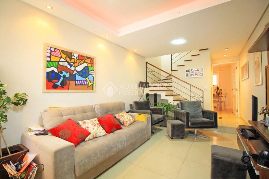 CASA DENTRO DE CONDOMÍNIO ESTILO SOBRADO 3 DORMITÓRIOS SUÍTE E PÁTIO NA RUA ARNALDO BOHRER EM POA