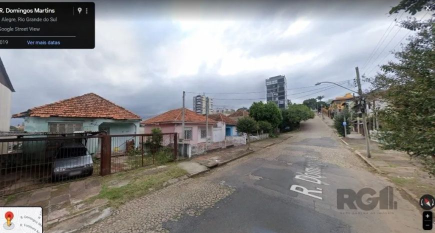 Terreno com 3 casas, no bairro Cristo Redentor, em Porto Alegre, RS.O terreno conta com sobrado com