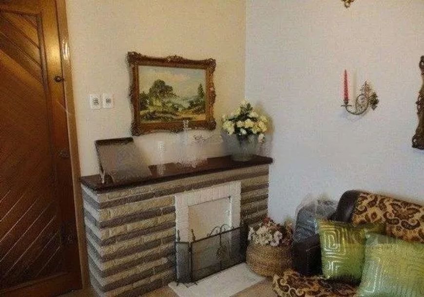 Ampla residência no bairro Petrópolis, 3 dormitórios com 1 suíte, living 3 ambientes com lareira, sa