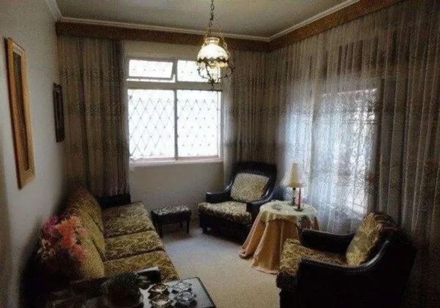 Ampla residência no bairro Petrópolis, 3 dormitórios com 1 suíte, living 3 ambientes com lareira, sa