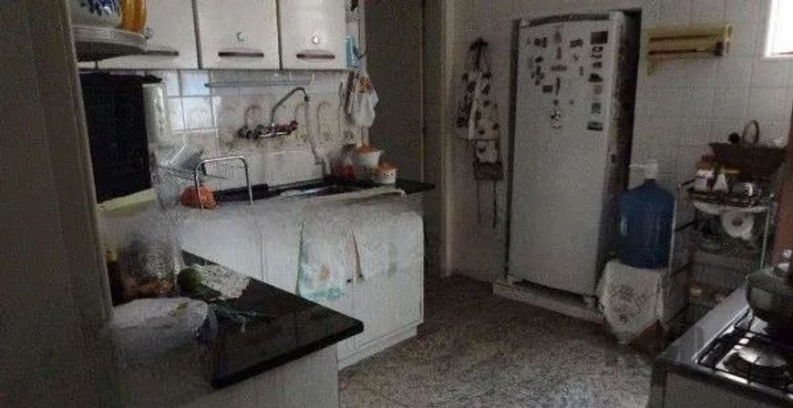 Ampla residência no bairro Petrópolis, 3 dormitórios com 1 suíte, living 3 ambientes com lareira, sa