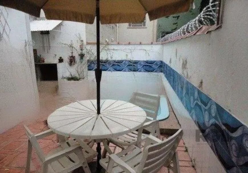 Ampla residência no bairro Petrópolis, 3 dormitórios com 1 suíte, living 3 ambientes com lareira, sa