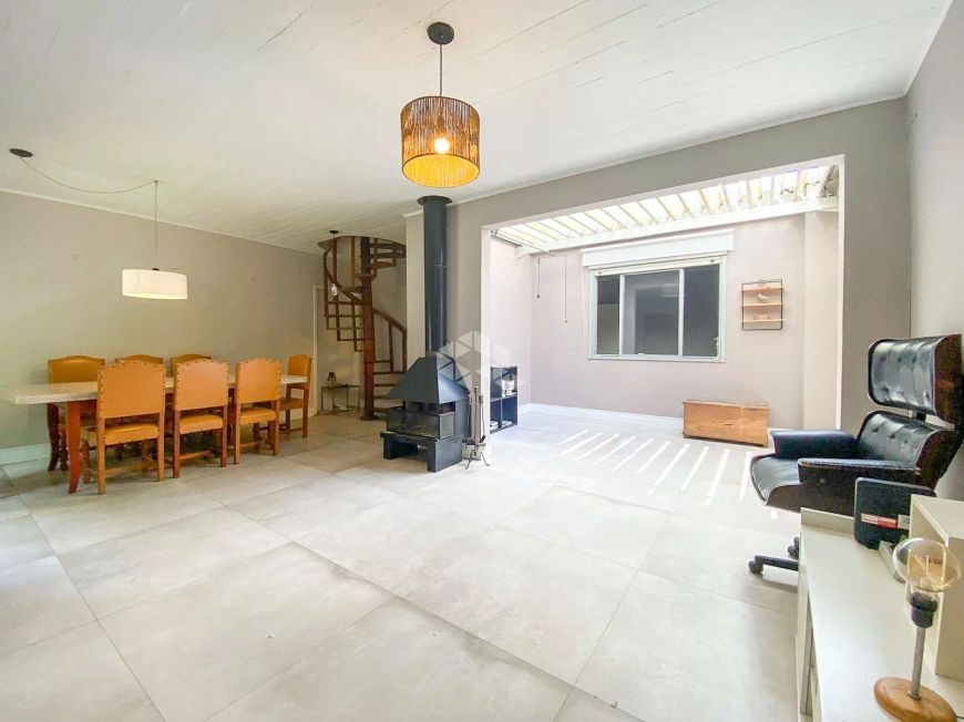Casa com 4 dormitórios, 1 suíte e 2 vagas no bairro Jardim Itú Sabará em Porto Alegre- RS!