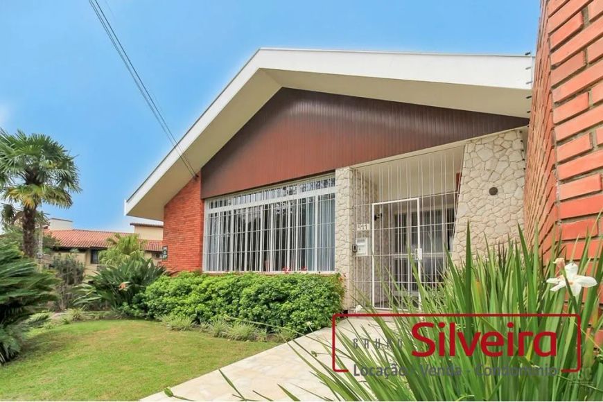 Casa em Porto Alegre, no bairro Três Figueiras, à venda.