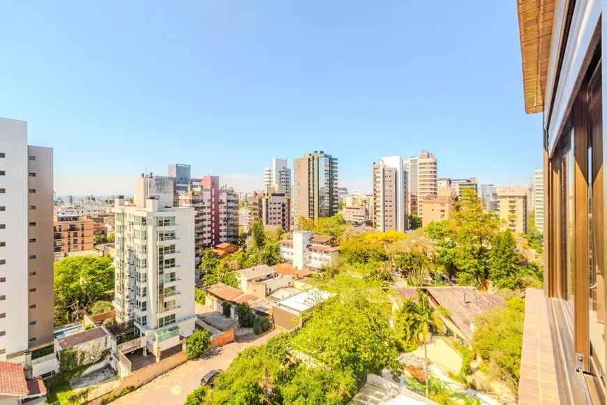 Apartamento de 85 m², totalmente mobiliado, 2 suítes e 2 vagas no bairro Mont Serrat.