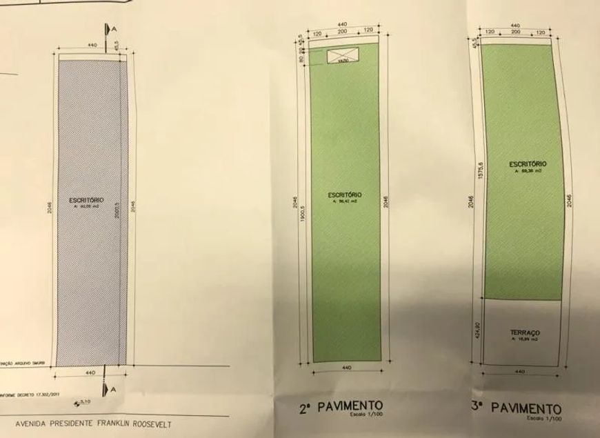 Prédio pode servir tanto para estabelecimento comercial quanto residencial. É um prédio de 3 andares