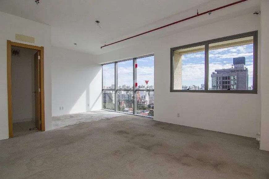 Imobiliária Coliseu aluga Excelente sala com 40,78m², banheiro, piso com cimento alisado e vaga de g