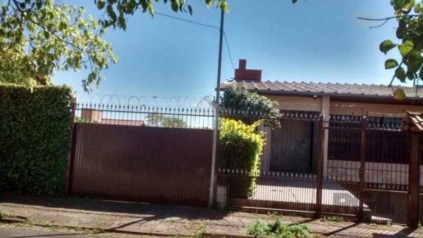 Excelente casa/sobrado com 320,60 m². Parte superior: sala com três ambientes e lareira, copa/cozinh