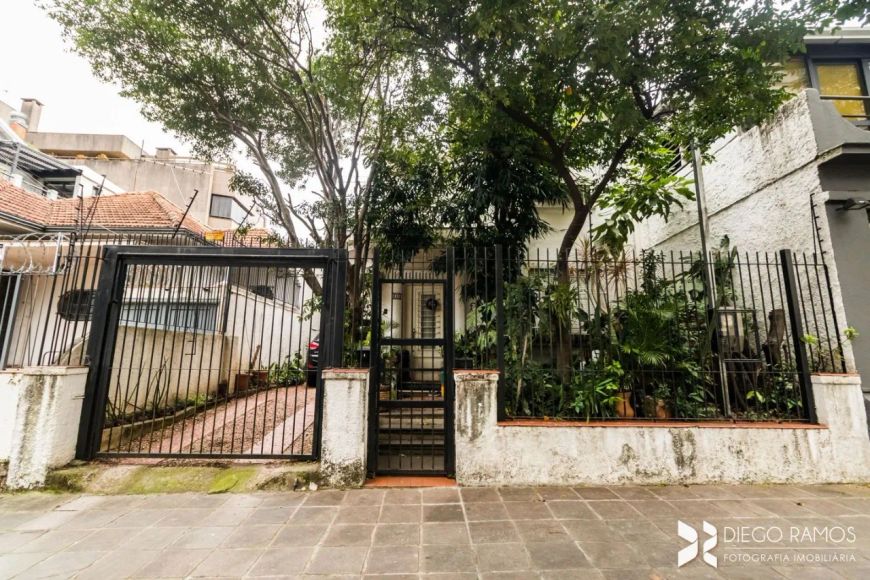 Casa residencial à venda no bairro Auxiliadora com 220 m² e 3 dormitórios/quartos.