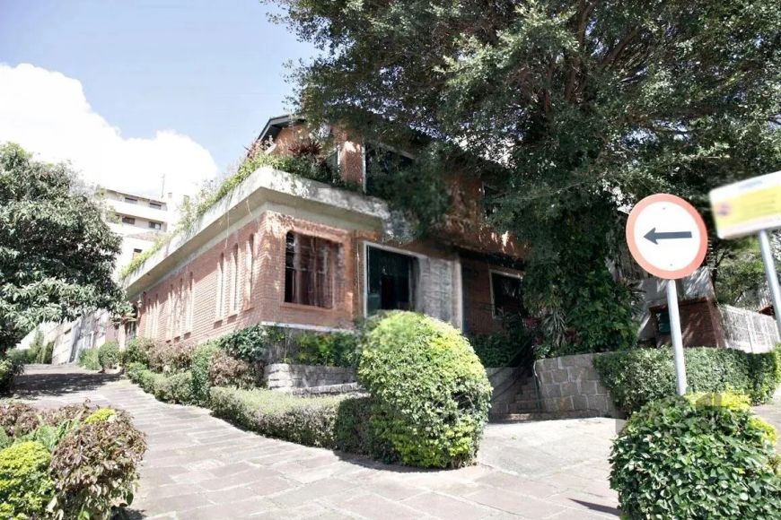 Casa residencial à venda no bairro Bela Vista com 4 dormitórios e 243 m² de área útil.