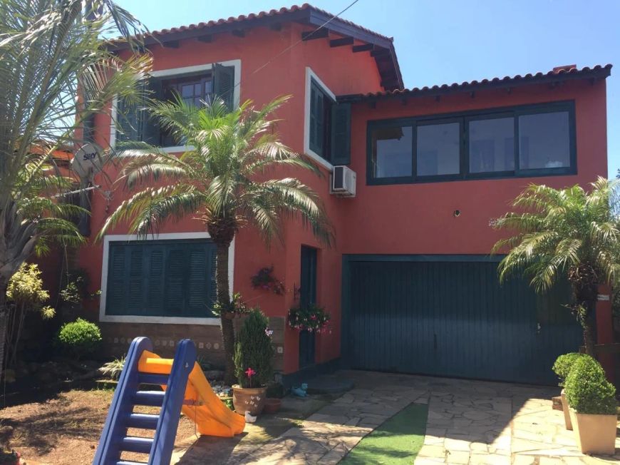 Casa para venda com 220m² e 3 vagas em Porto Alegre