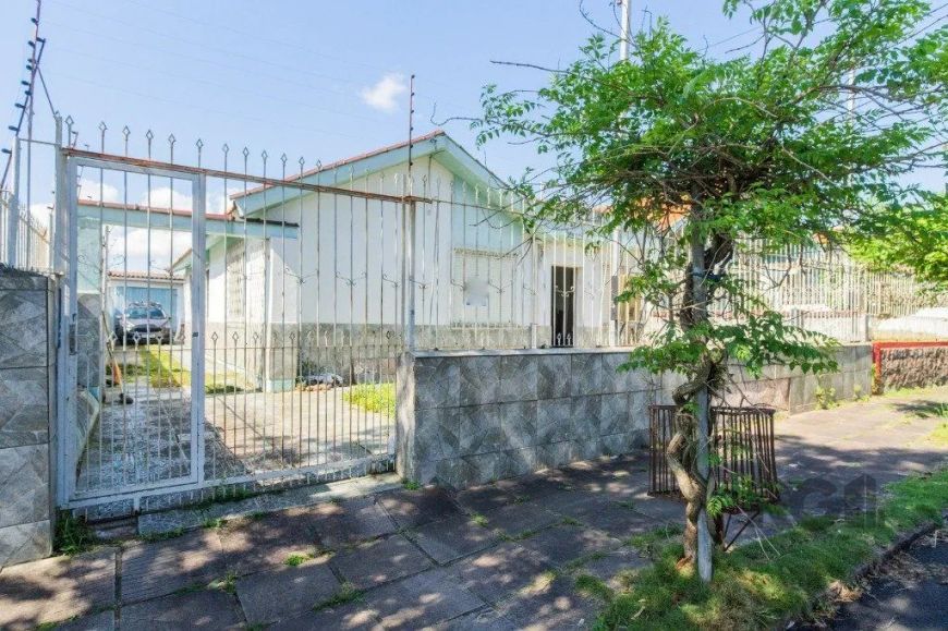 Casa com 3 dormitórios no bairro Tristeza