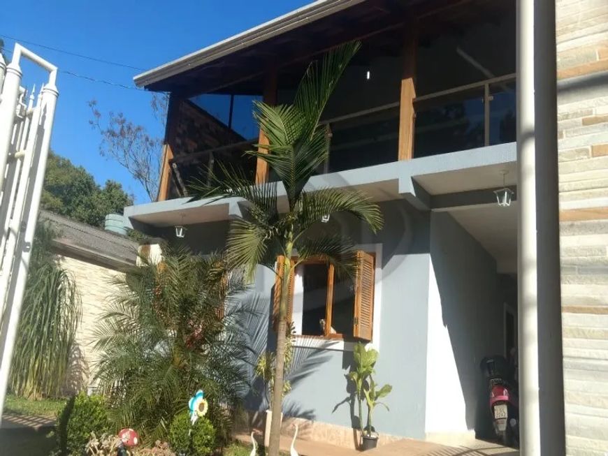 Casa com 3 dormitórios, sendo 1 suíte máster, sacada, sala de estar, sala de jantar, cozinha sob med